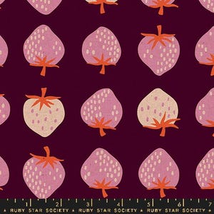 Puede incluir: Un patrón repetido de fresas estilizadas en tonos rosa y crema con tallos y hojas naranjas. Las fresas se colocan sobre un fondo burdeos oscuro. El texto "RUBY STAR SOCIETY" está en la parte inferior.