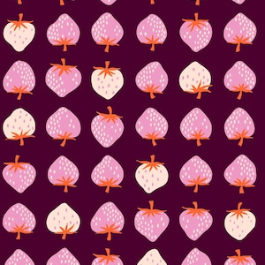 Puede incluir: Un patrón repetido de fresas en tonos rosa y crema con tallos y hojas naranjas. Las fresas están sobre un fondo morado oscuro. El diseño es de estilo caprichoso e ilustrativo.