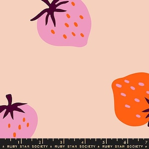 Puede incluir: Un diseño de tela con fresas grandes y estilizadas en tonos rosa y naranja, con tallos y semillas de color púrpura oscuro. Las fresas se colocan sobre un fondo melocotón claro. El texto "RUBY STAR SOCIETY" está en la parte inferior.