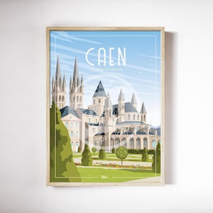 Può includere: Un poster vintage di viaggio con un cielo blu e nuvole bianche. Il poster presenta un'illustrazione cartoon di un grande edificio bianco con torri alte e un prato verde di fronte. Il testo "CAEN" è in un grande font bianco nella parte superiore del poster.