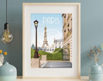 Puede incluir: Una ilustración enmarcada de una escena callejera parisina con la Torre Eiffel en el fondo. La ilustración presenta una farola, una puerta de hierro forjado y un edificio con un balcón. El texto "PARIS" está impreso en una fuente de estilo vintage en la parte superior de la ilustración.