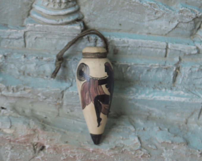 toute petite poterie de Ciboure ancienne en forme d'amphore, flacon à parfum, modèle et époque art-décoration,1925,femme nue au tambourin