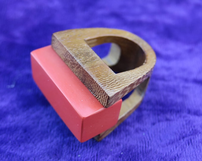 superbe bague moderniste en bois teinté et peint rose saumon, bijoux neuf
