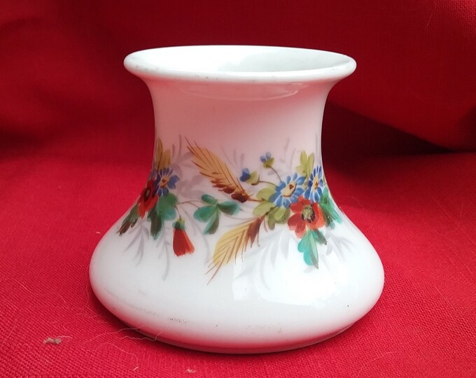 petit pot ancien en porcelaine blanche décor floral, servant à l'époque à nettoyer sa plume