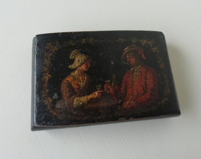 boite en bois polychromie certainement à tabac 19 ème, couple devant un verre