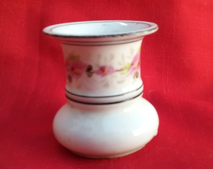 petit pot ancien en porcelaine blanche décoré, servant à l'époque à nettoyer sa plume ( certainement Napoléon III )