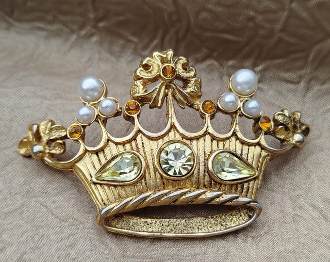 ancienne broche en forme de couronne, métal doré & fausses perles et pierres