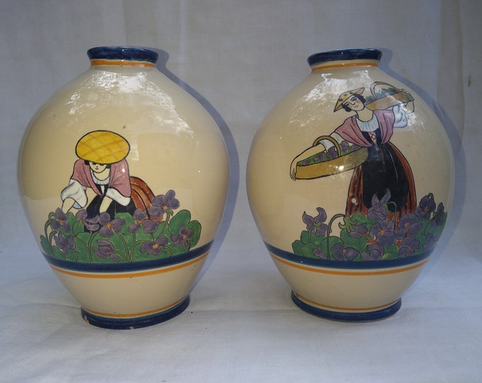 paire de vase ancien en céramique personnage de Nice ramassant des fleurs à parfum