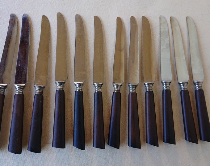 ancienne série de 12 couteaux, lame inoxydables et manche en bois marron foncé