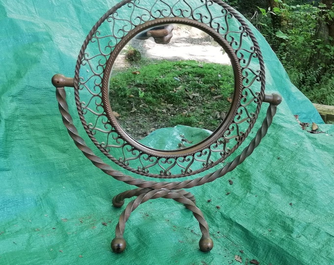 ancien miroir soleil à poser sur une coiffeuse en fer forgé fabriqué sous les années 50 par Chaty Vallauris