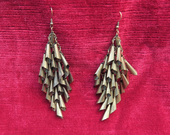superbe paire de boucle d'oreille, un vrai travail d'artiste, grand pendant composé de cônes en métal doré , vintage circa 60-70