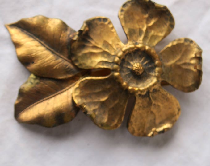 bijoux vintage, ancien bijou pince broche de col en métal doré en forme de fleurs,