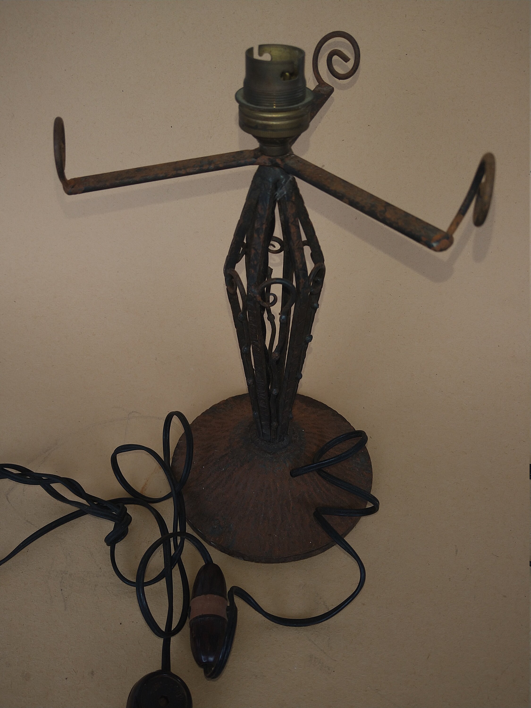 ancien pied de lampe en fer forgé, années 20