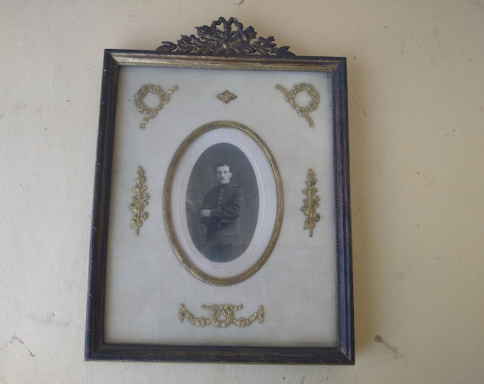superbe cadre ancien en laiton doré, ornementation et médaillon homme