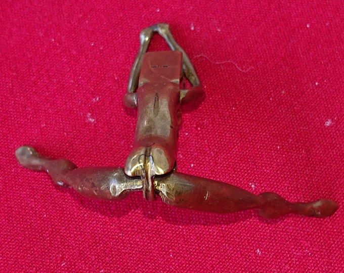 pendentif érotique artistique signé Snellling, sujet en bronze articulé, nue féminin