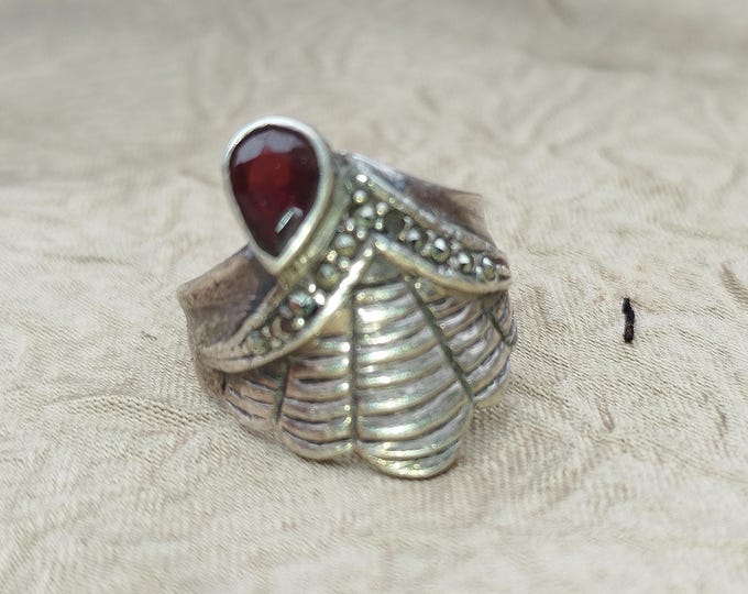 ancienne bague en argent sertie d'une pierre semi - précieuse style grenat