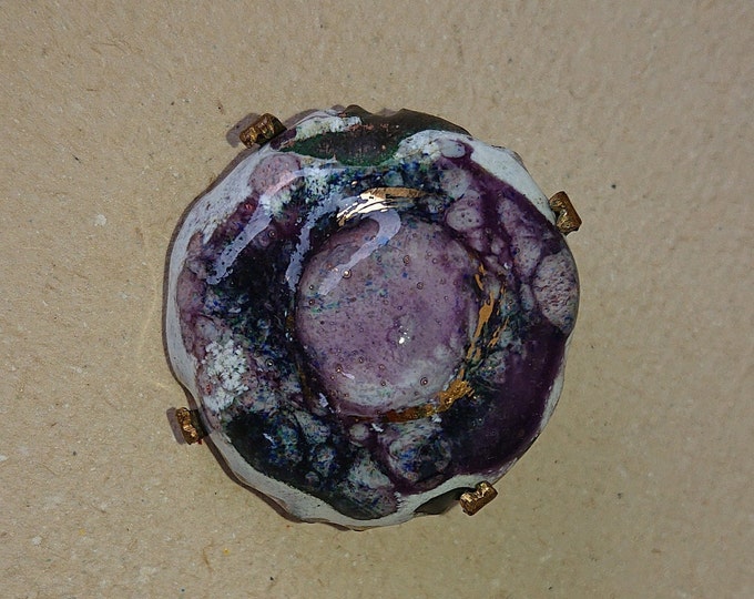 broche ancienne en céramique signé K