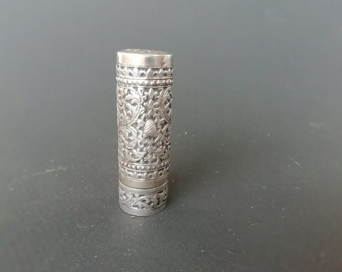 tube de rouge à lèvre ancien Chanel, habillage en argent