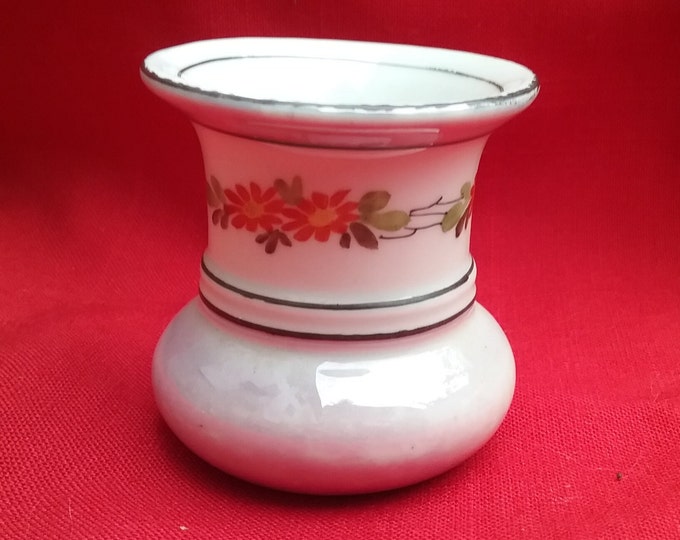 petit pot ancien en porcelaine blanche décoré de fleurs, servant à l'époque à nettoyer sa plume