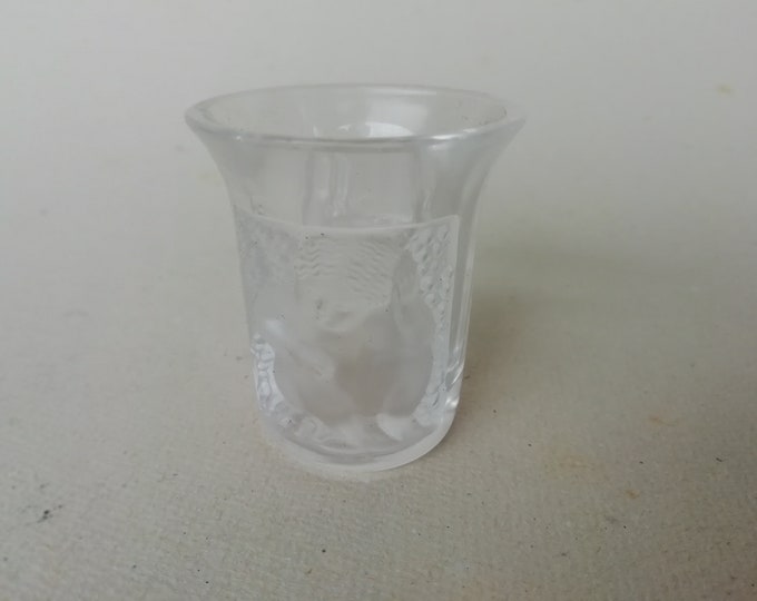 gobelet à liqueurs enfants modèle crée le 27-01-1932, verre blanc moulé-pressé par René Lalique