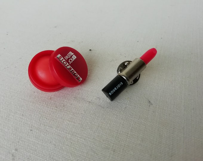 Pin's publicitaire parfum Bourjois en forme de rouge à lèvre_et un autre en forme de poudrier