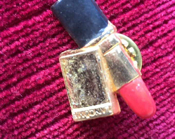 Pin's publicitaire vintage  parfum Lancôme en forme de rouge à lèvre