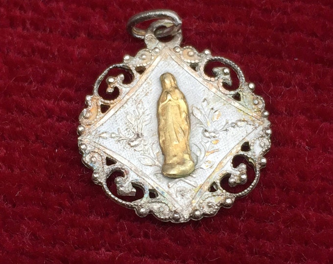 ancien pendentif médaille souvenir de Notre Dame de Lourdes, argent ( or ? ) religion,