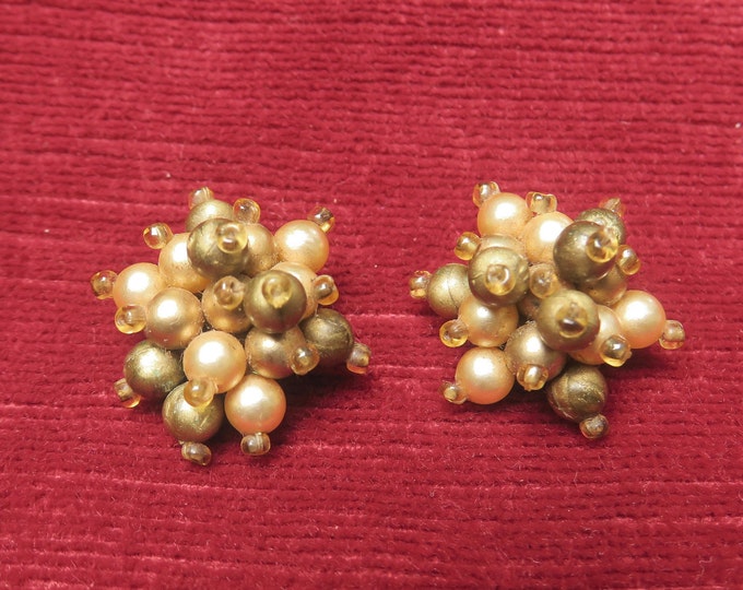 paire d'ancienne boucle d'oreille fantaisie, clips, fausses perles en forme de bouton de fleurs