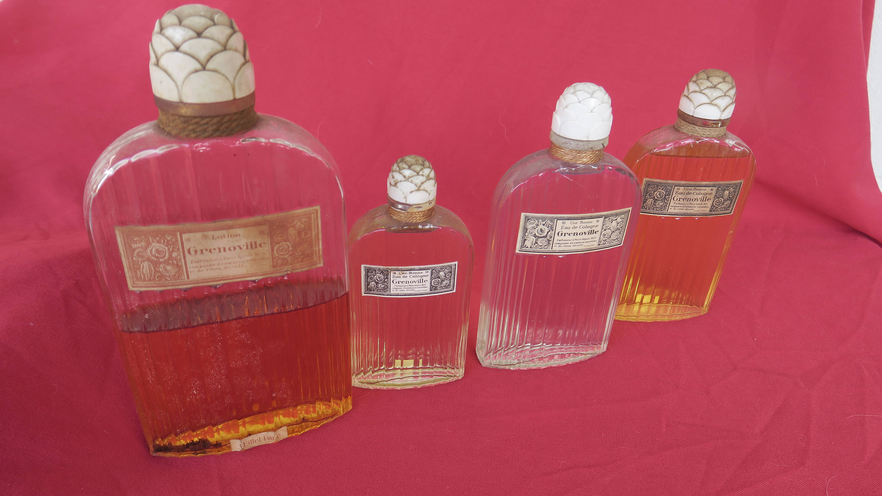 belle série de 4 flacons à parfum anciens,parfumerie Grenoville