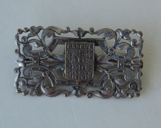 ancienne broche écusson du Pays Basque, bijoux en métal