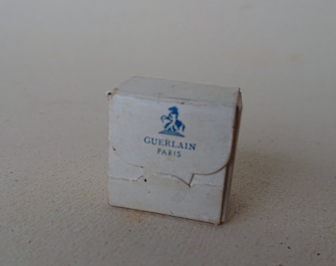 toute petite boite Guerlain ancienne, boite à bouchon de vaporisateur
