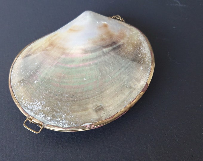 jolie et ancienne boite en coquillage