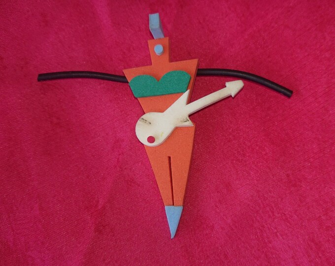 bijoux vintage des années 80, broche en mousse représentant une femme à la guitare