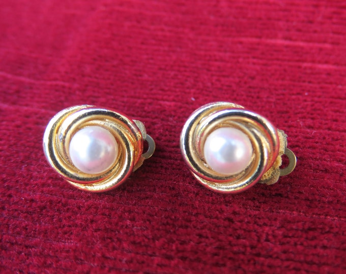 ancienne paire de boucle d'oreille à clips, métal doré et perle