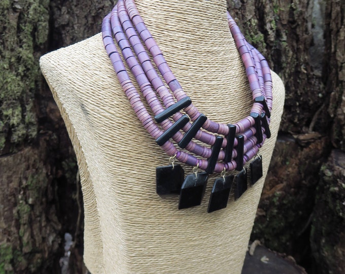 bijoux vintage- ancien et superbe collier crée par Scherrer, perles en bois teinté mauve et pendant en matière synthétique noir,