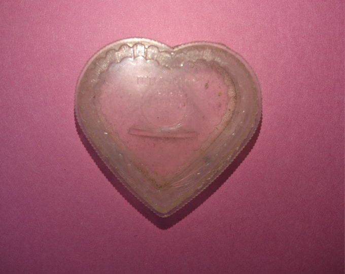 boite ancienne en forme de cœur pour miniature de Nina Ricci