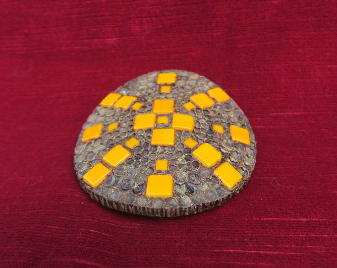 ancienne belle et grande boucle de ceinture en résine et pierre orange, travail des années 60,