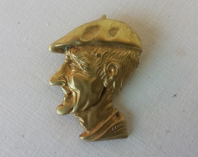 ancienne broche type Pays Basque,métal doré, grand bijoux tête de Basque signé Lim
