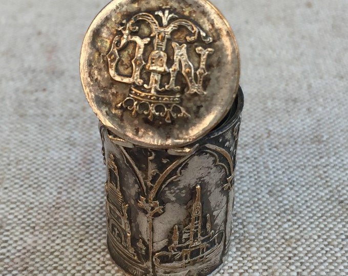 ancienne boite miniature métal contenant un verre miniature pour boire l'eau bénite, décors religieux, prière, notre dame