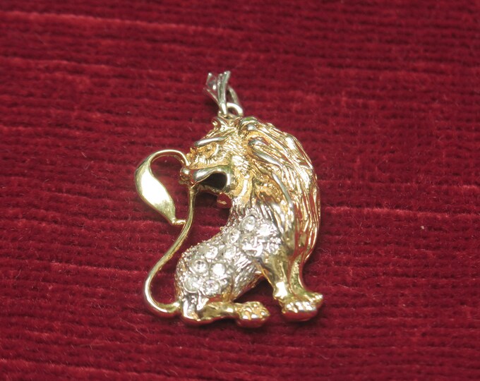 pendentif métal doré et strass, lion nommé Leo au dos, bijoux d'occasion fantaisie