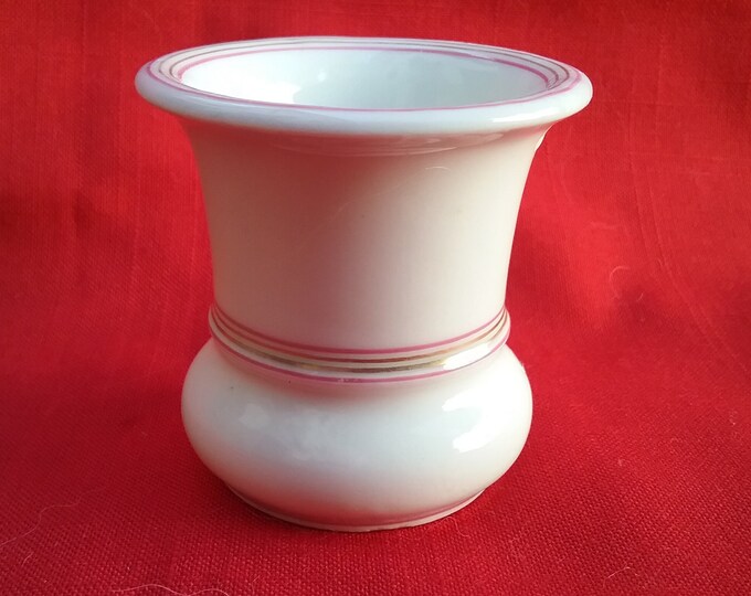 lave-plume, petit pot ancien en porcelaine blanche servant à l'époque à nettoyer sa plume