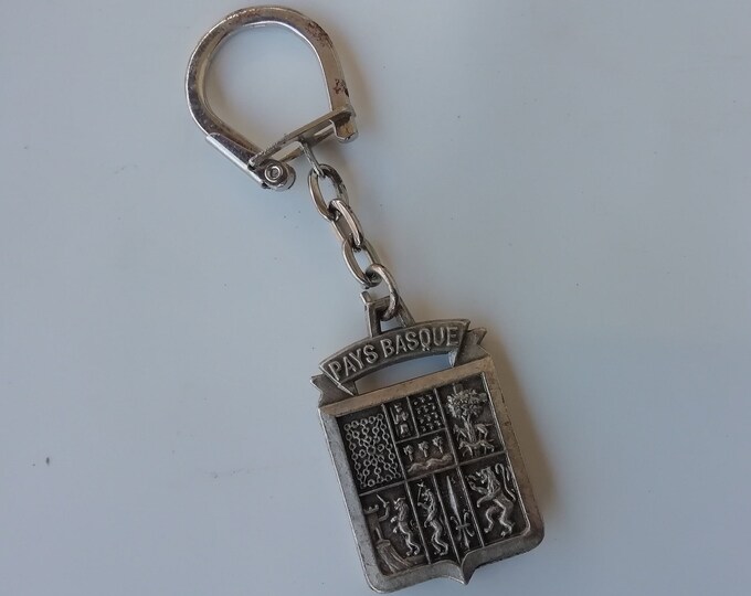 porte clés vintage écusson du Pays Basque, publicitaire comptoir du sanitaire F. Vallée, 53 av de la Marne à Biarritz