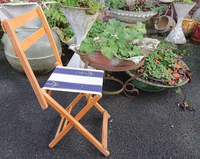 petite chaise ancienne en bois pliante de camping pique-nique
