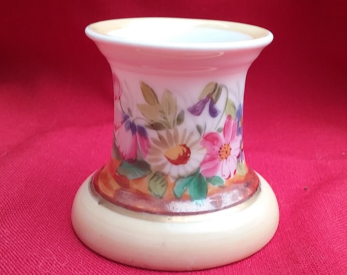 petit pot ancien en porcelaine blanche décoré de fleurs, servant à l'époque à nettoyer sa plume