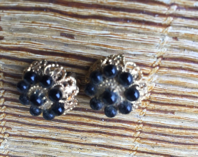 paire d'ancienne boucle d'oreille, clips, perles en verre noire et métal doré,pair of old earring,clips, black glass beads & gold metal