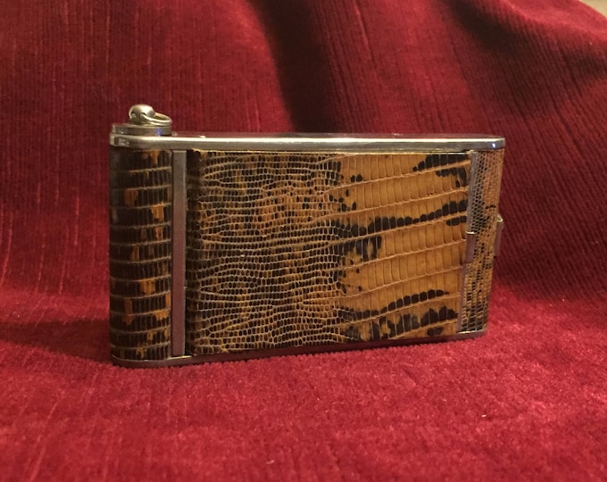 Poudrier, rouge à lèvre et étui à cigarette ancien, imitation peau de lézard