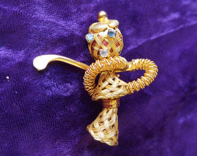broche semi-moderne, strass blanc bleu et métal doré, joueuse de golf