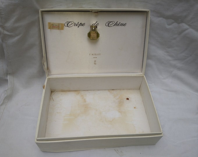 coffret ancien contenant un flacon à parfum factice de collection Crêpe de Chine, F. Millot