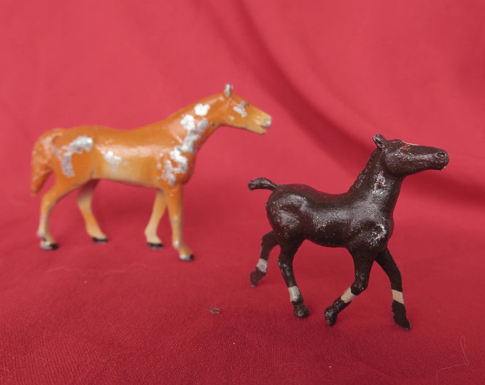 2 Figurines en plomb peintes à la main d'époque début XX ème, un cheval et un poulain