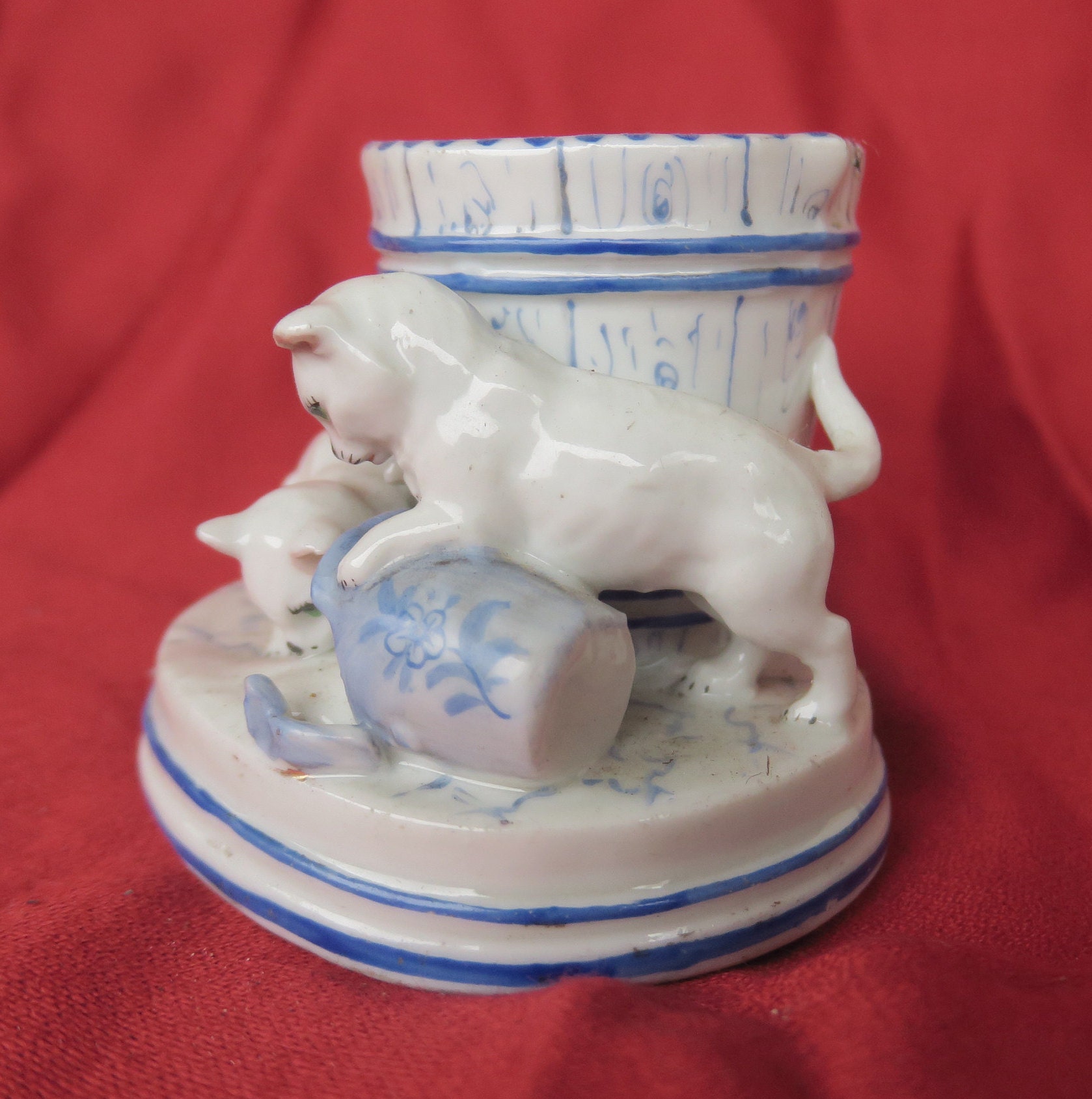 Ancien Pyrogene En Porcelaine Petits Chats Qui Renversent Le Broc De Lait Ancient Pyrogen Porcelain Small Cats Antica Porcellana Pirogena